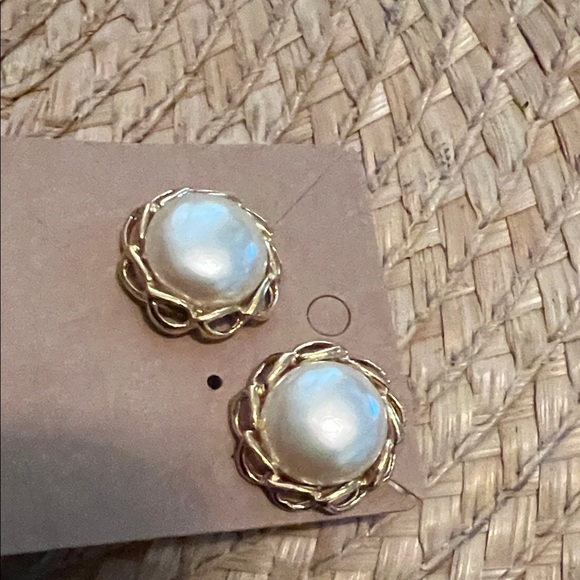 Elegant Gold and Cream Earrings - Picture 6 of 8